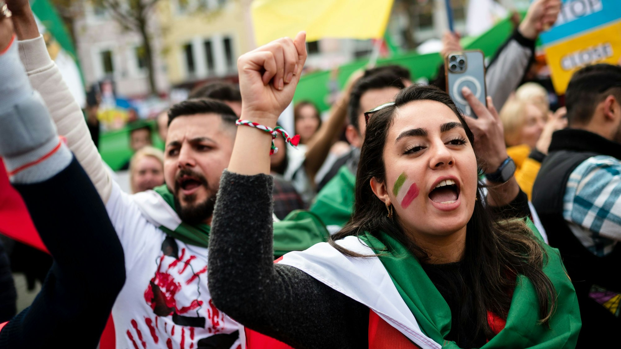 Demonstrierende nehmen am Marsch für die Freiheit·in Köln teil.