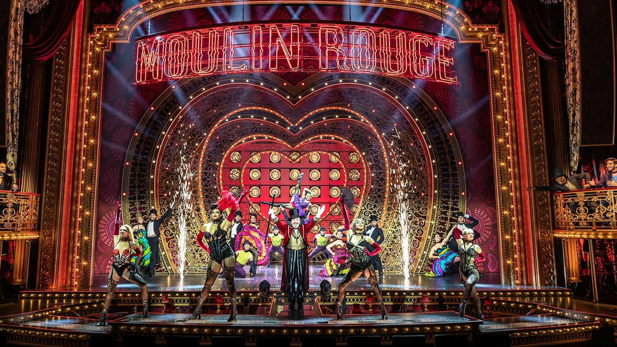 Blick auf das Bühnenbild und die angestrahlte Bühne im Musical Dome, auf der das Ensemble in Formation steht