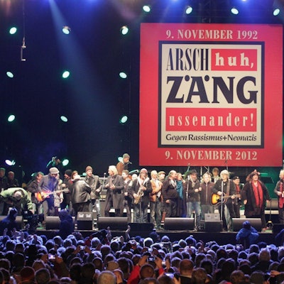 Musiker von „Arsch huh“ spielen ein Jubiläumskonzert auf der Deutzer Werft.