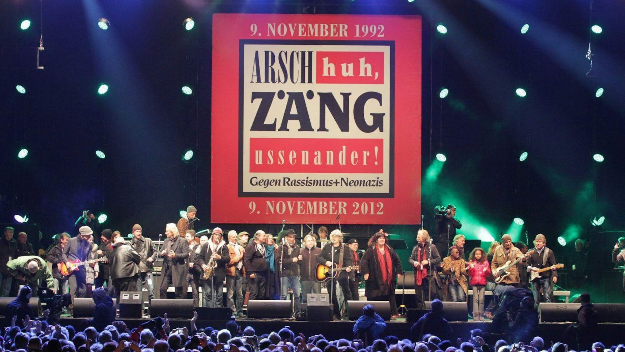 Musiker von „Arsch huh“ spielen ein Jubiläumskonzert auf der Deutzer Werft.