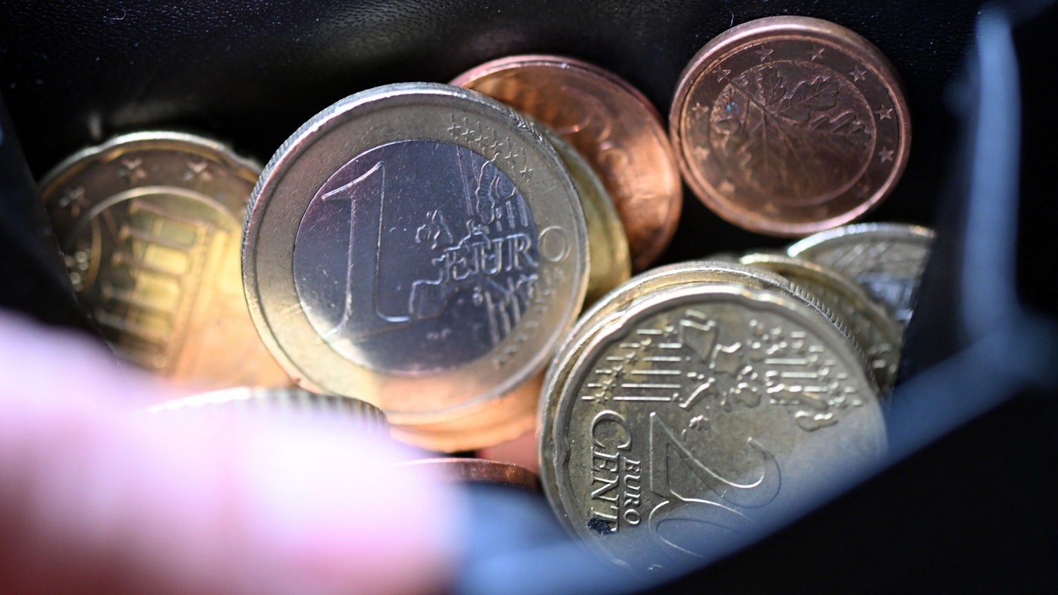 Geldstücke liegen in einem Portemonnaie.