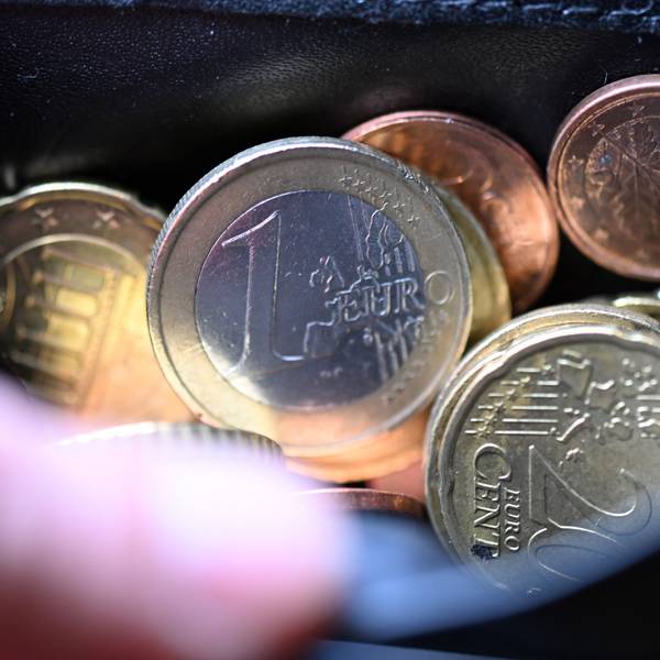 Geldstücke liegen in einem Portemonnaie.