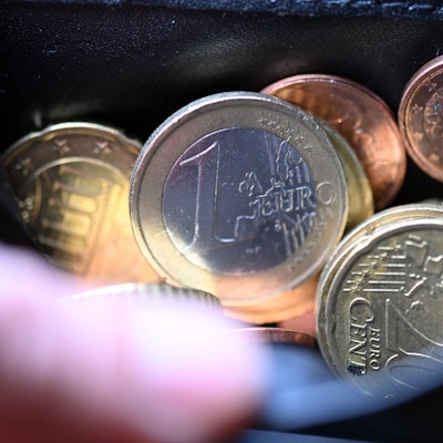 Geldstücke liegen in einem Portemonnaie.