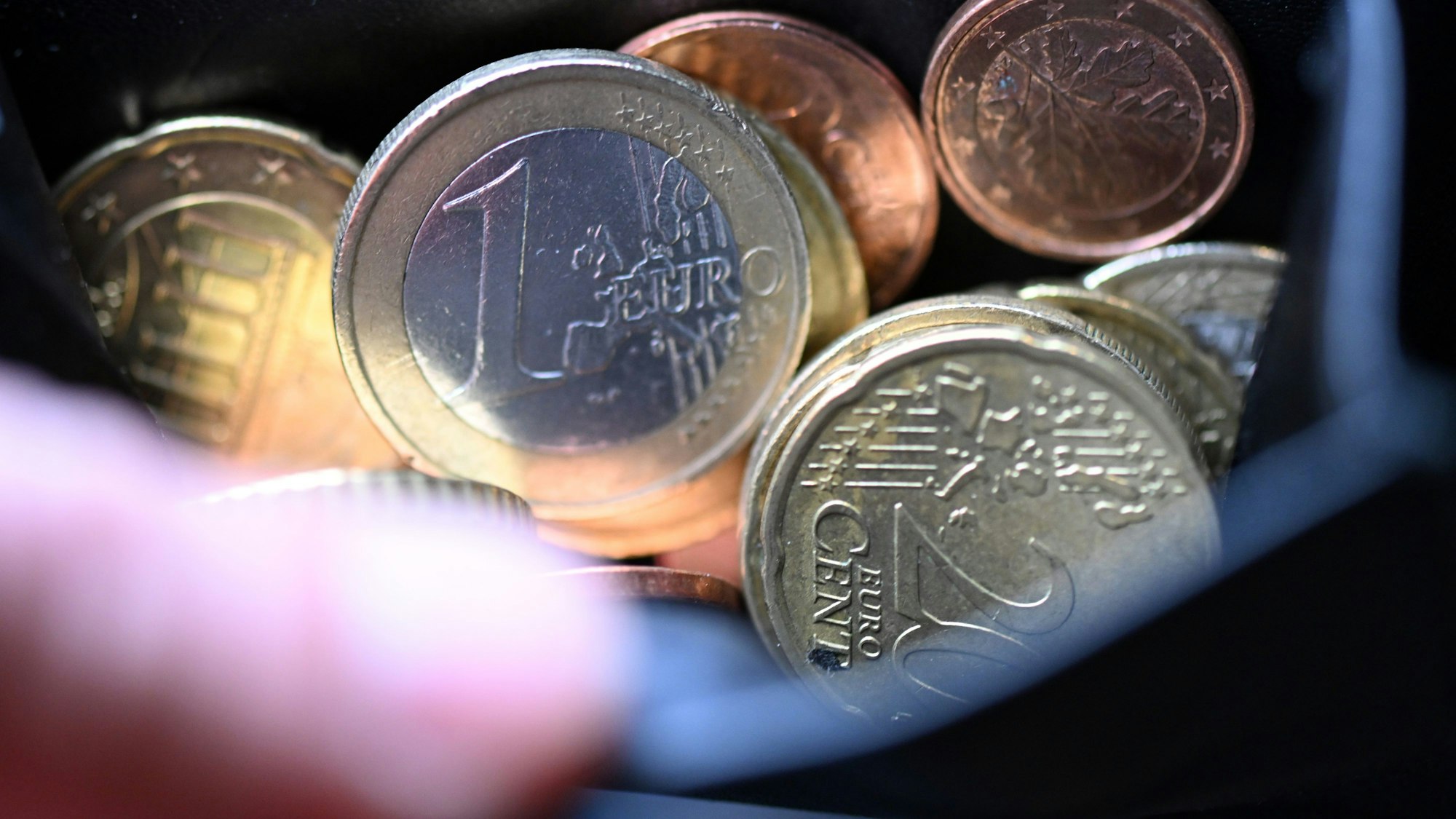 Geldstücke liegen in einem Portemonnaie.