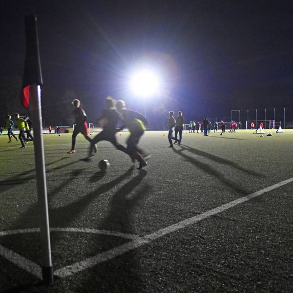 Der Sportplatz von Witzhelden im Flutlicht