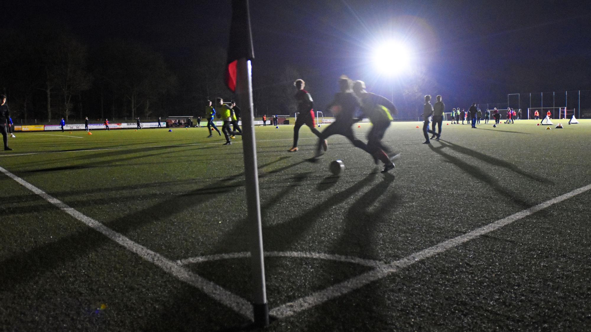 Der Sportplatz von Witzhelden im Flutlicht