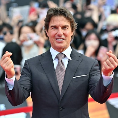 US-Schauspieler Tom Cruise schaut bei der Premiere seines Films „Top Gun: Maverick“ in die Kamera.