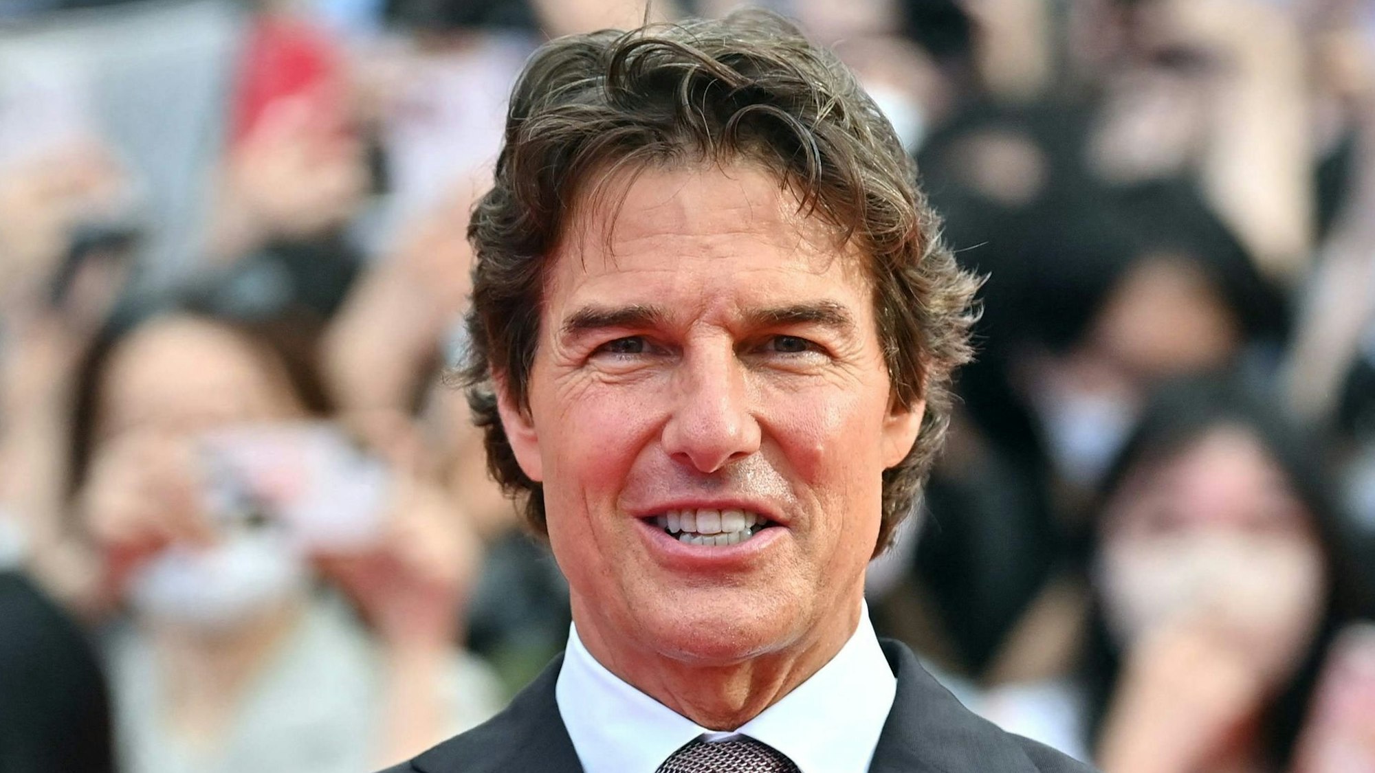 US-Schauspieler Tom Cruise schaut bei der Premiere seines Films „Top Gun: Maverick“ in die Kamera.