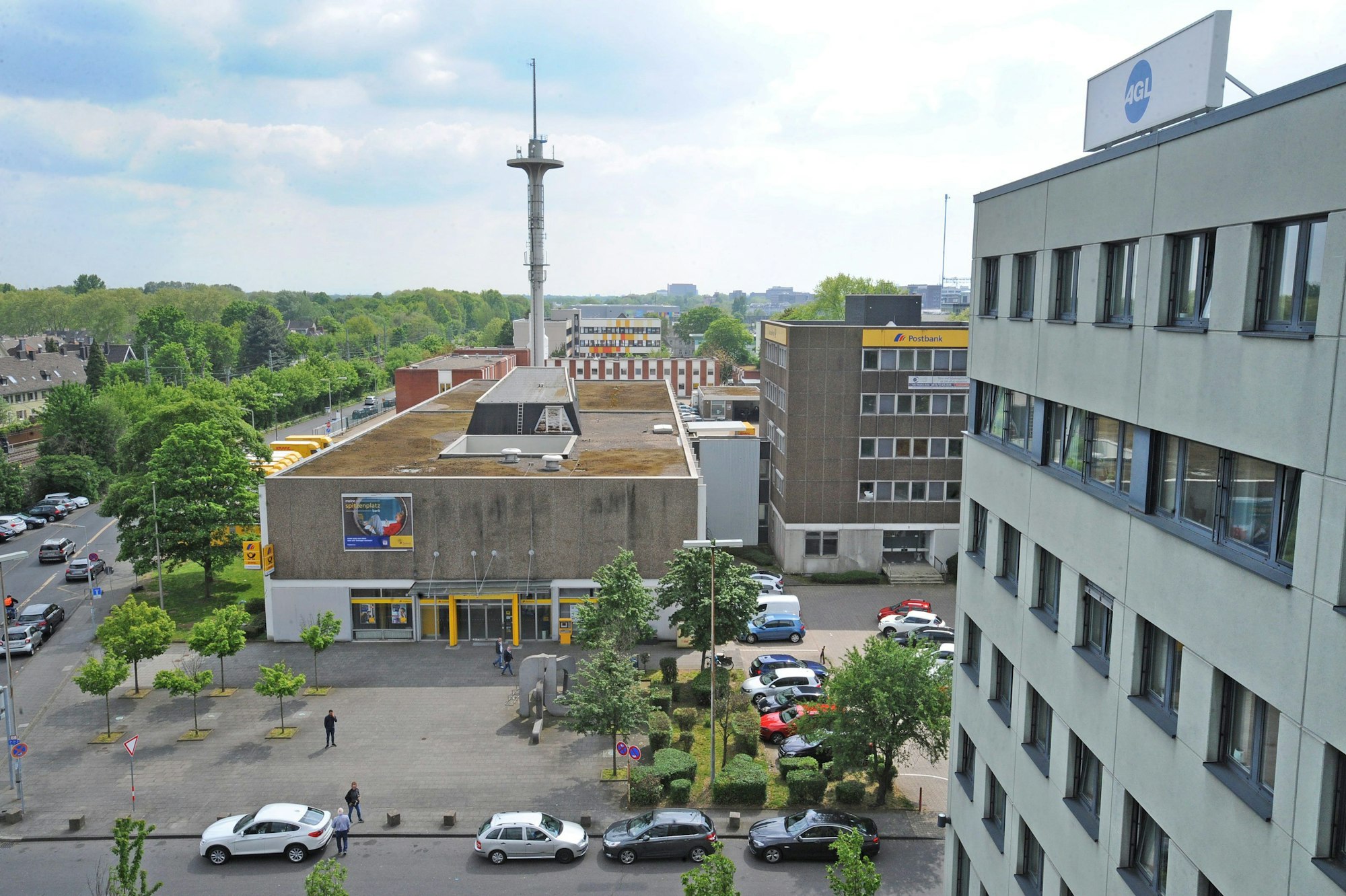 Blick aus dem WGL-Verwaltungsgebäude auf das Postgelände in Wiesdorf, das neu bebaut werden soll.