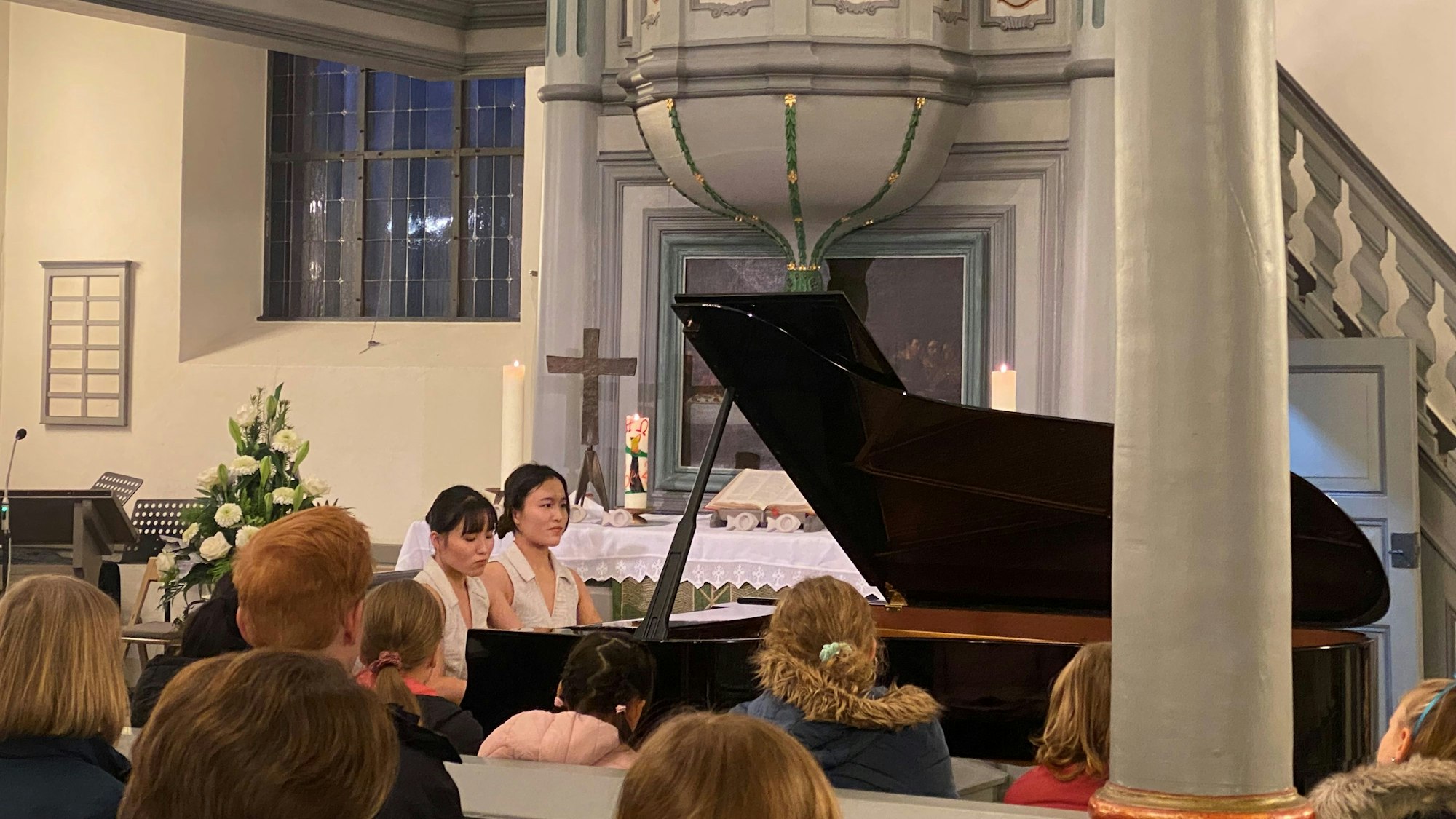Die Pianistinnen Kanon Yokoyama und Kotone Yokoyama sitzen vor Publikum am Klavier in der evangelischen Kirche in Leichlingen-Witzhelden.