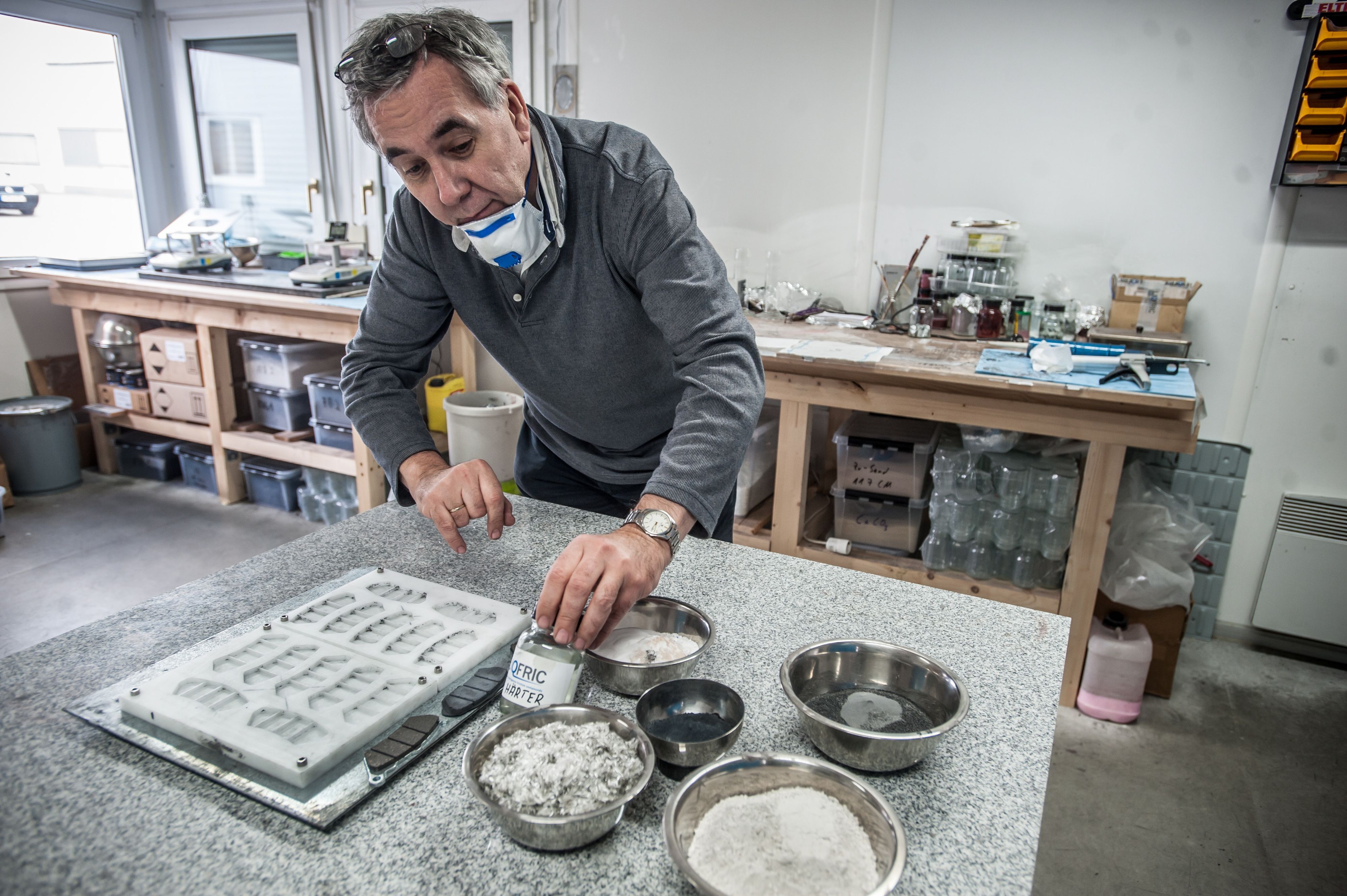 Roman Milczarek, der frühere Textar-Manager, steht in seinem Labor in der Fixheide und zeigt die Bestandteile des neuartigen Bremsbelags, den er in seinem Unternehmen Liqfric entwickelt.