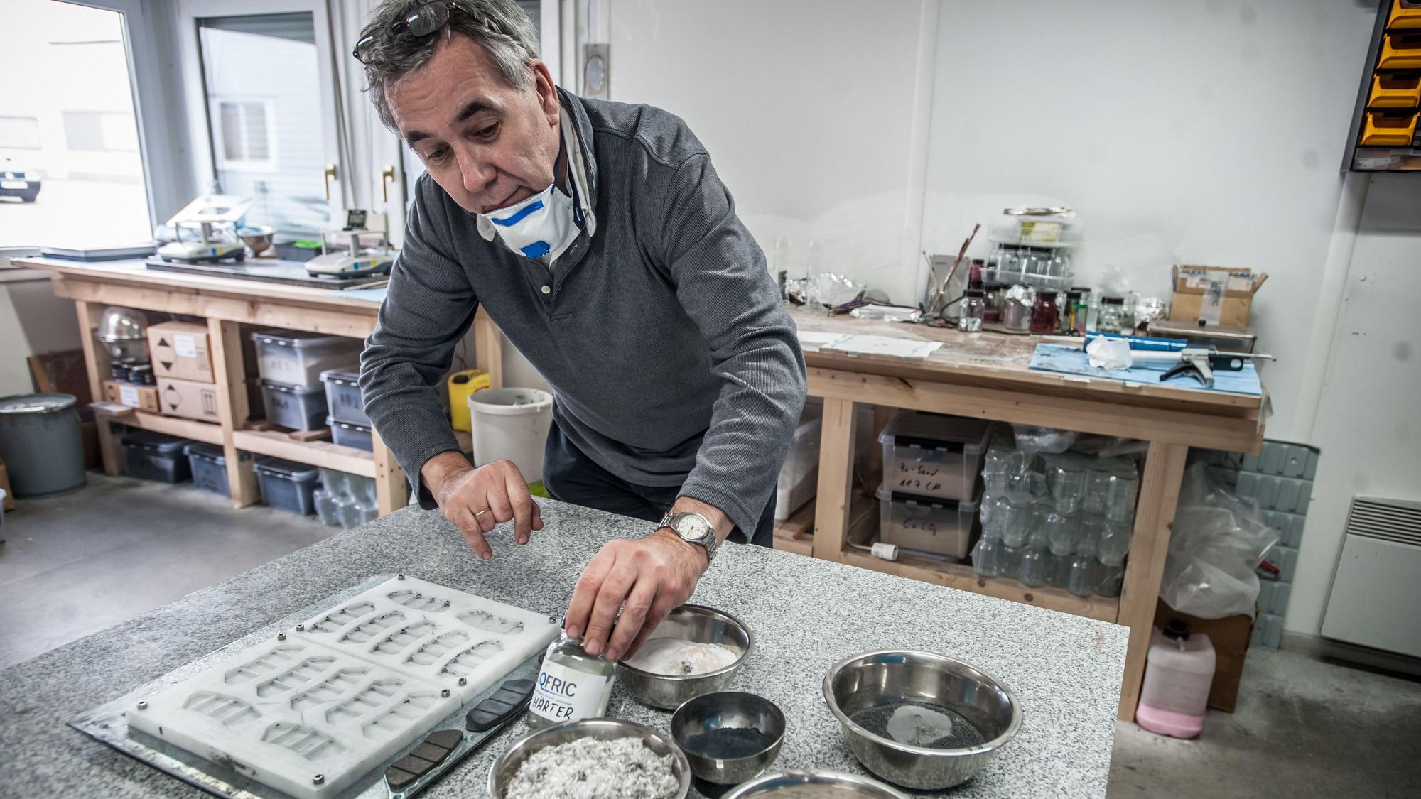 Roman Milczarek, der frühere Textar-Manager, steht in seinem Labor in der Fixheide und zeigt die Bestandteile des neuartigen Bremsbelags, den er in seinem Unternehmen Liqfric entwickelt.