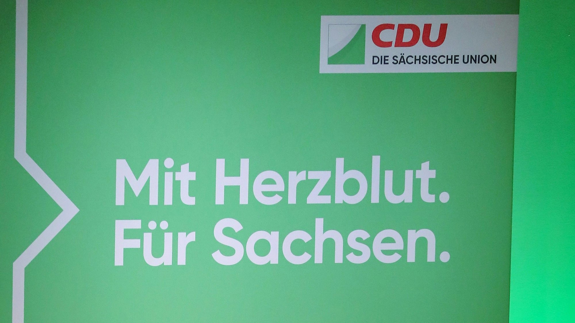 Auf dem Landesparteitag der CDU-Sachsen ist der Spruch „Mit Herzblut. Für Sachsen“ zu lesen.