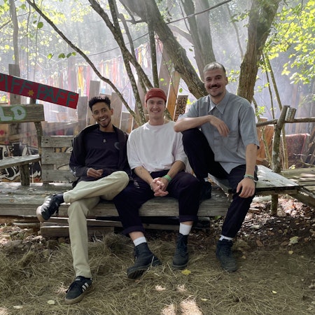 Die Mitglieder von Diode Eins sitzen und lachen in die Kamera.