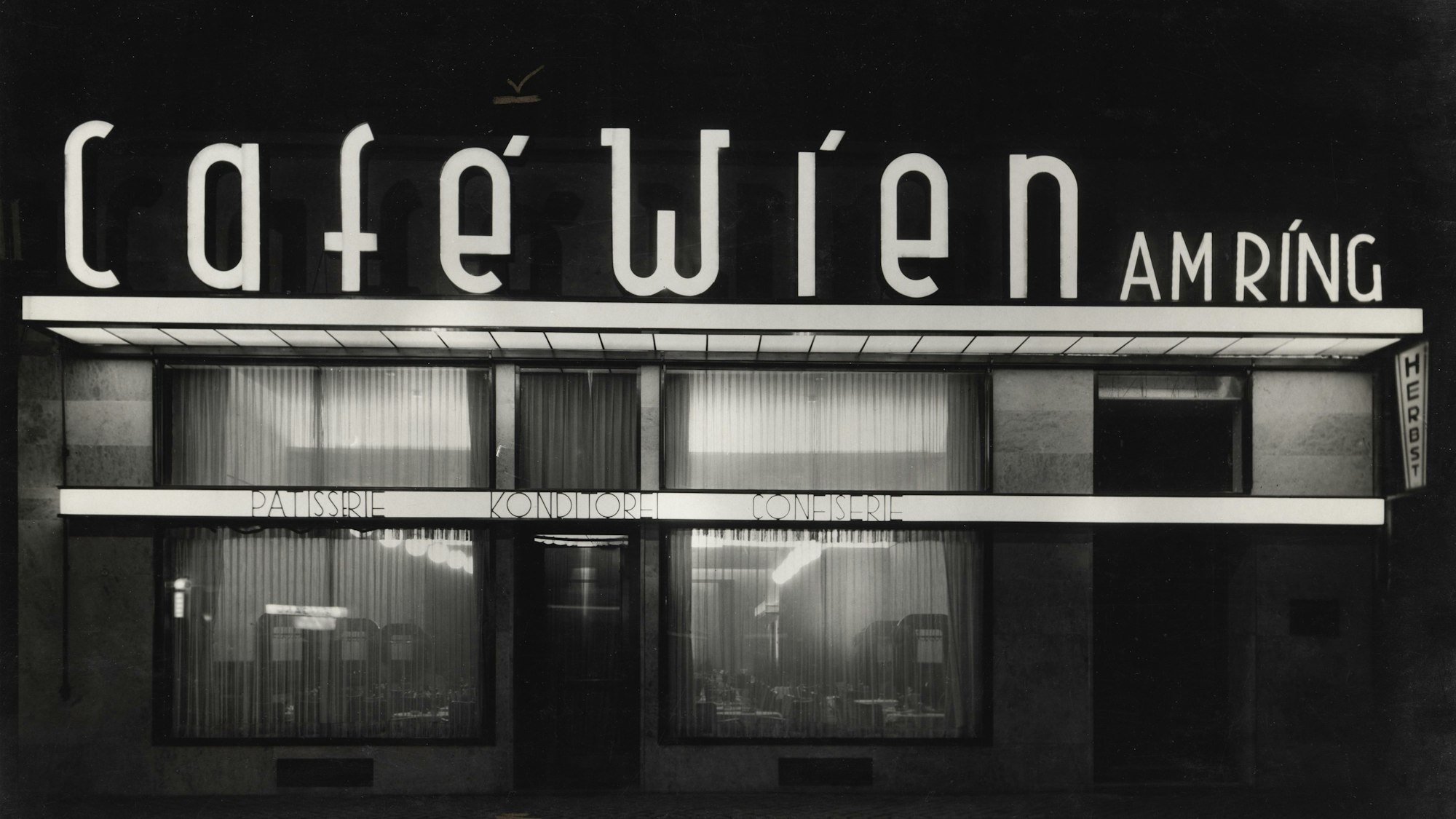 Ein von Mantz fotografiertes Café bei Nacht, Aufschrift: Café Wien am Ring, 1929.