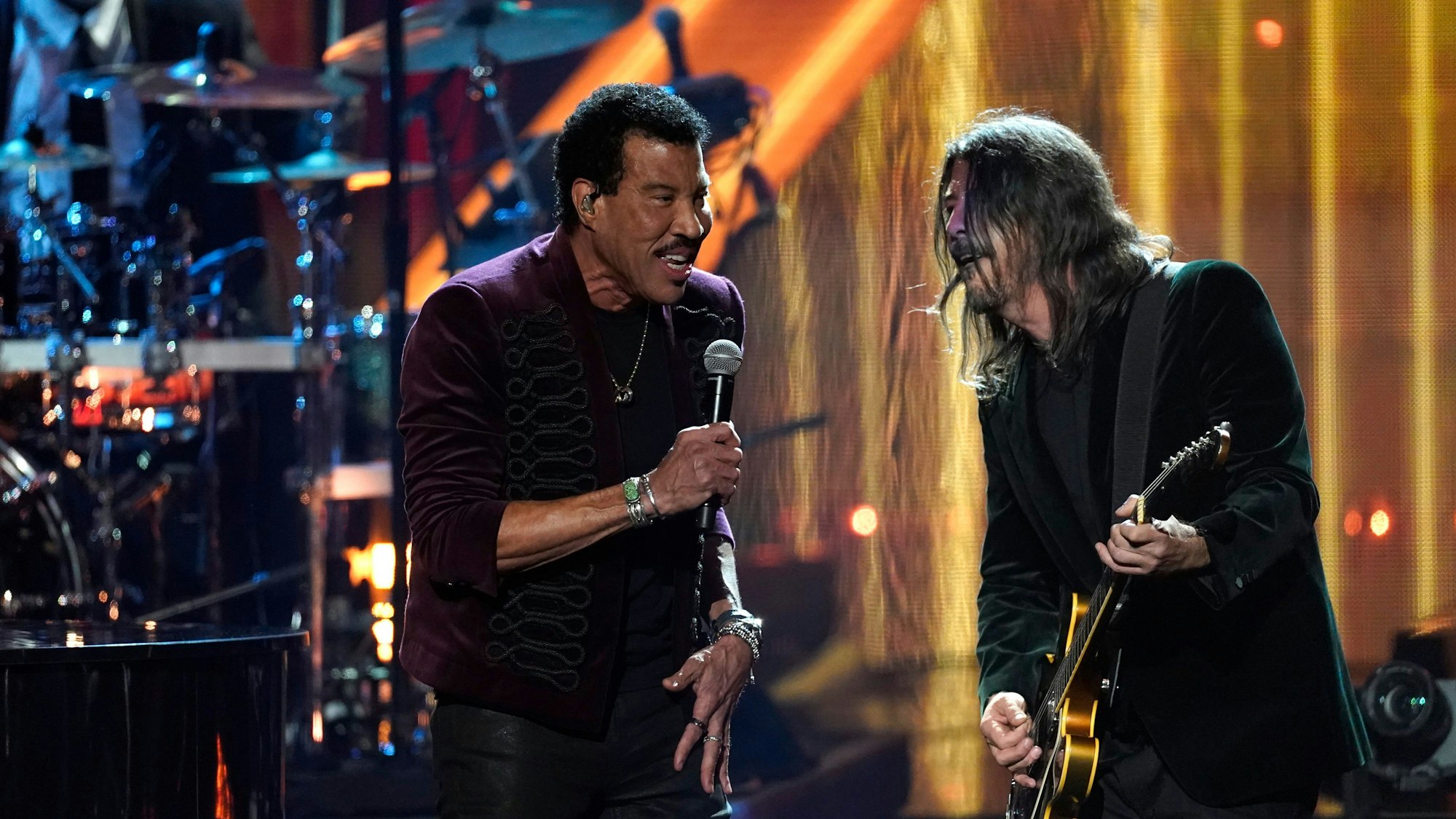 05.11.2022, USA, Los Angeles: Dave Grohl (r) tritt mit Lionel Richie auf während der Einführungszeremonie der Rock & Roll Hall of Fame 2022 im Microsoft Theater in Los Angeles.