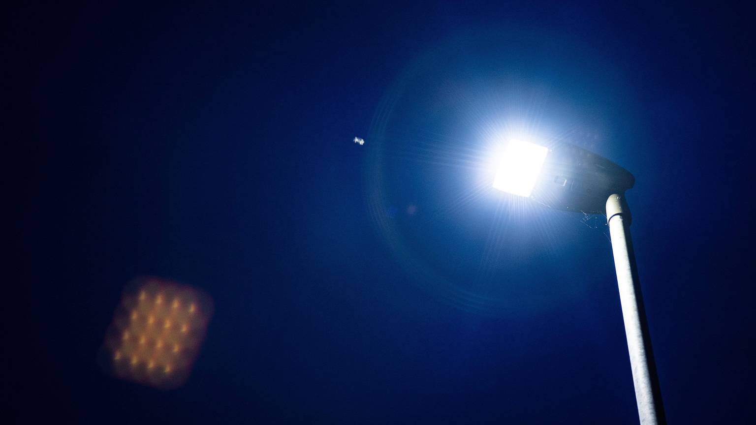 Straßenlampe am frühen Morgen