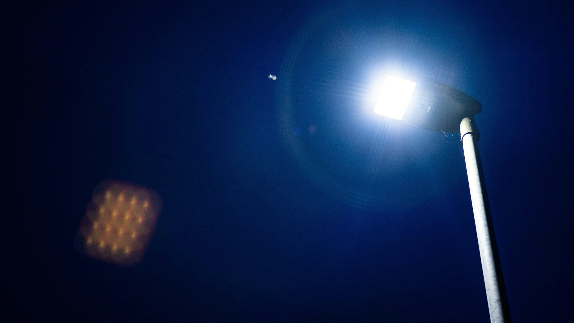 Straßenlampe am frühen Morgen