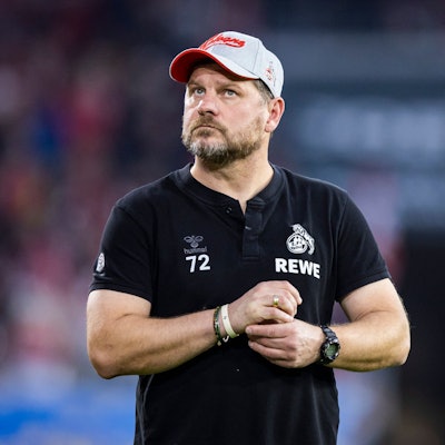 Kölns Trainer Steffen Baumgart steht vor dem Spiel im Freiburger Stadion.