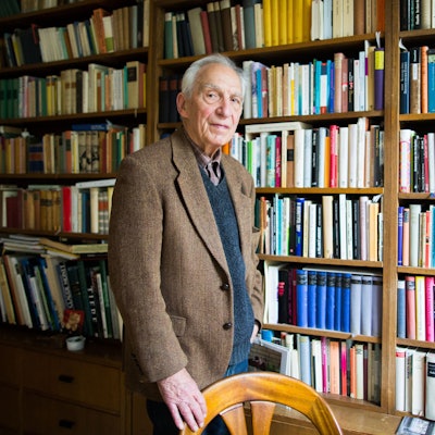 Der Schriftsteller Dieter Wellershoff posiert am 06.10.2015 in seiner Wohnung in Köln.