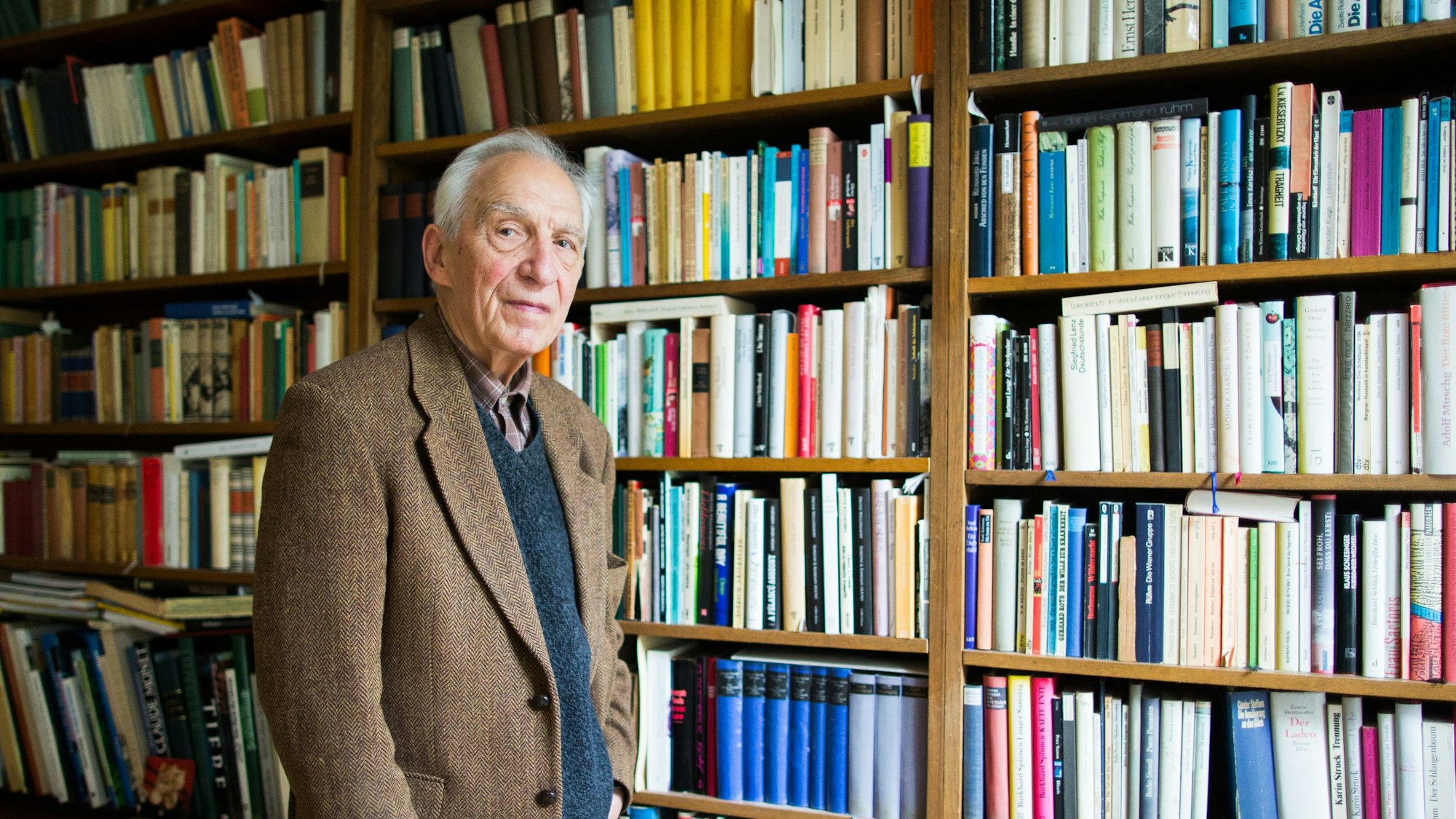 Der Schriftsteller Dieter Wellershoff posiert am 06.10.2015 in seiner Wohnung in Köln.