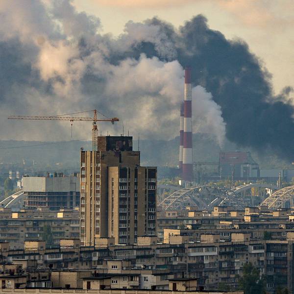 Nach Raketenangriffen steigt schwarzer Rauch über der Stadt auf.