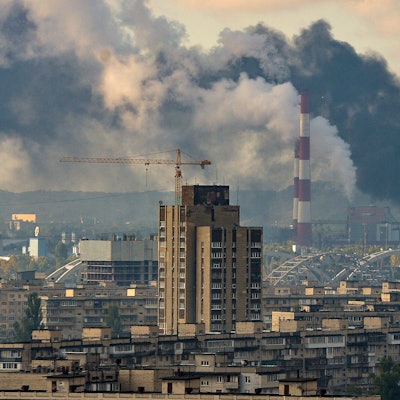 Nach Raketenangriffen steigt schwarzer Rauch über der Stadt auf.
