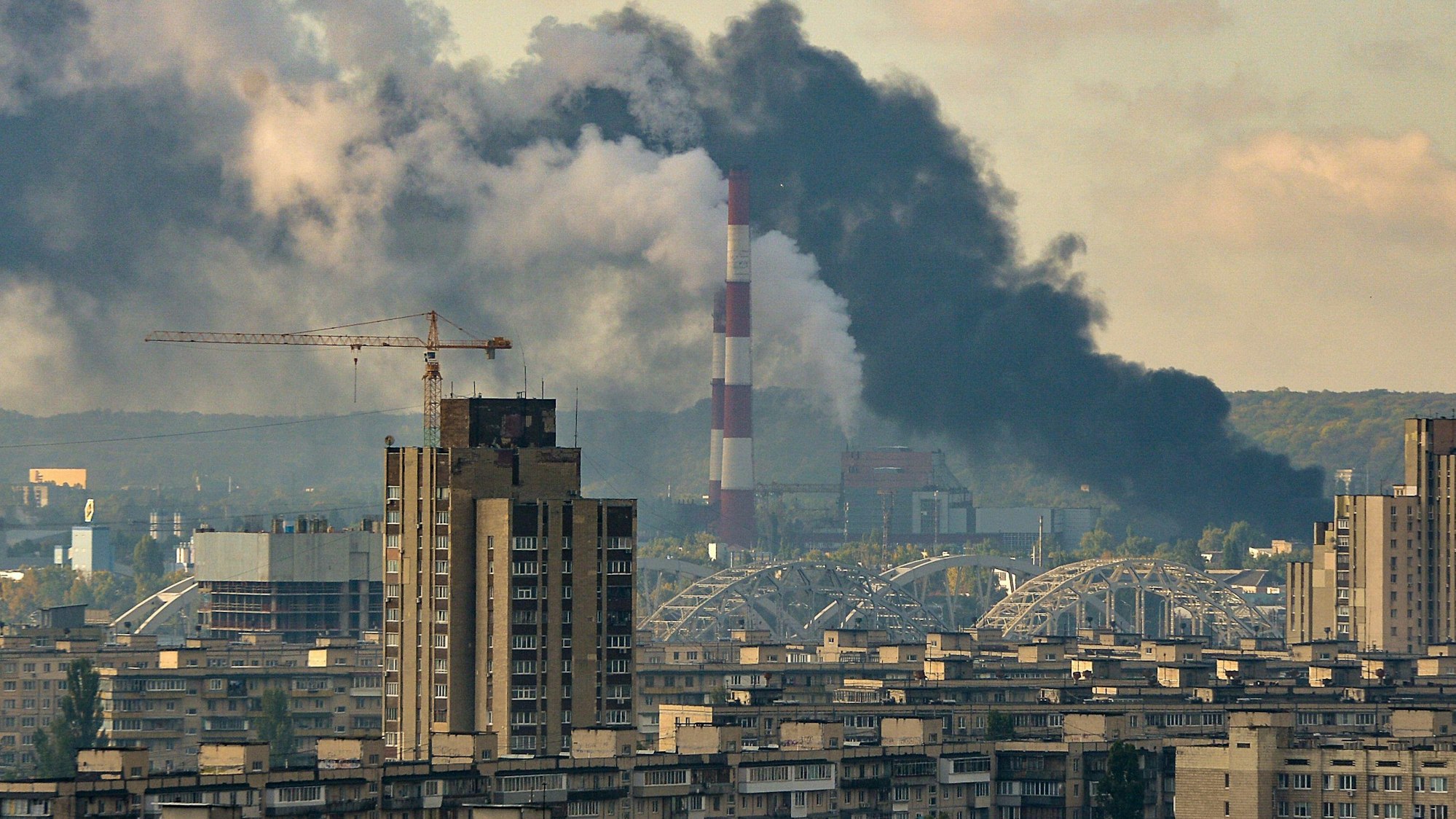 10.10.2022, Ukraine, Kiew: Nach Raketenangriffen steigt schwarzer Rauch über der Stadt auf. Das Zentrum der ukrainischen Hauptstadt wurde am Montagmorgen von Explosionen erschüttert. Russland hatte nach Angriffen auf sein Staatsgebiet gedroht, Kommandozentralen dort ins Visier zu nehmen. In Kiew gelte der Luftalarm weiter, sagte Bürgermeister Klitschko. Die Bürger sollten unbedingt in Bunkern bleiben, betonte er. Das Stadtzentrum solle gemieden werden. «Die Straßen im Zentrum sind gesperrt von Sicherheitskräften, Rettungsdienste sind im Einsatz», sagte Klitschko. Foto: ---/ukrin/dpa +++ dpa-Bildfunk +++