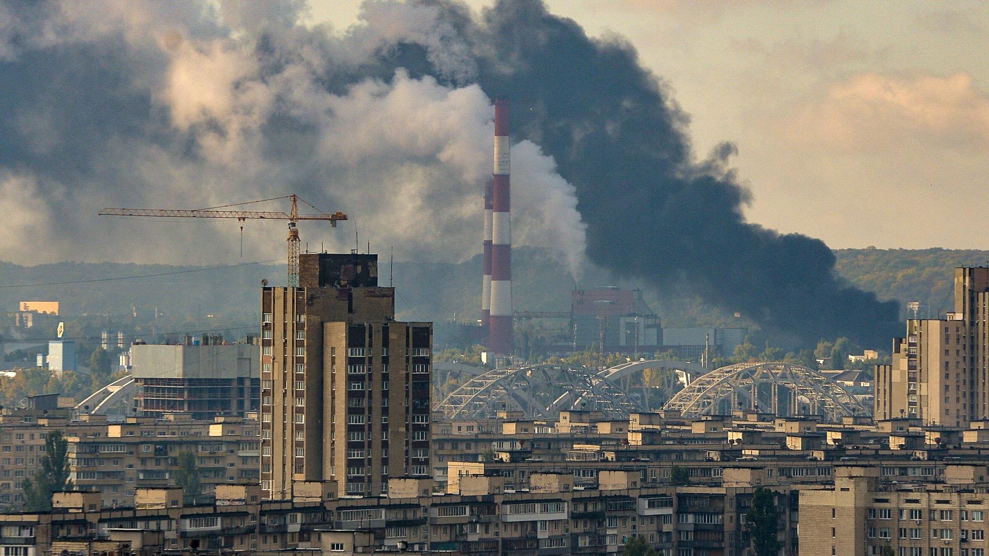 Nach Raketenangriffen steigt schwarzer Rauch über der Stadt auf.