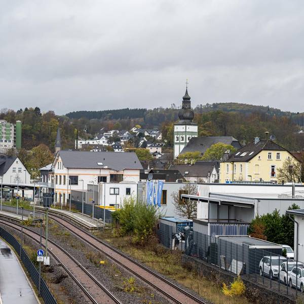 Bahngleise führen durch die Stadt Attendorn im Sauerland. Hier ermittelt die Staatsanwaltschaft gegen die Mutter des Kindes und die Großeltern. Dem Anschein nach hat das Mädchen knapp sieben Jahre in dem Haus der Großeltern gelebt.