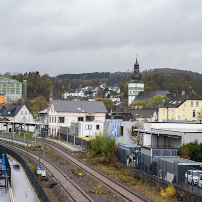 Bahngleise führen durch die Stadt Attendorn im Sauerland. Hier ermittelt die Staatsanwaltschaft gegen die Mutter des Kindes und die Großeltern. Dem Anschein nach hat das Mädchen knapp sieben Jahre in dem Haus der Großeltern gelebt.