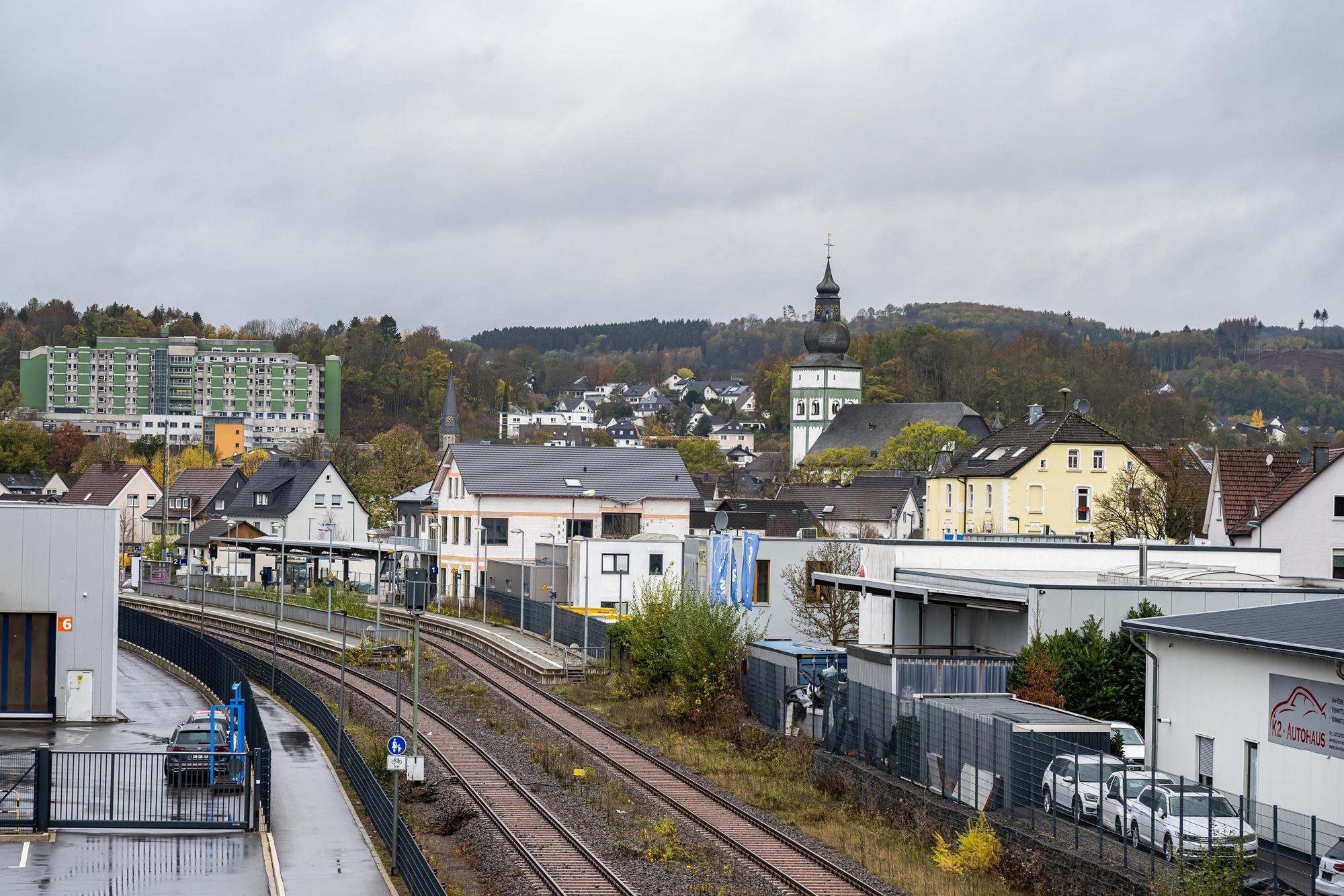 Bahngleise führen durch die Stadt Attendorn im Sauerland. Hier ermittelt die Staatsanwaltschaft gegen die Mutter des Kindes und die Großeltern. Dem Anschein nach hat das Mädchen knapp sieben Jahre in dem Haus der Großeltern gelebt.