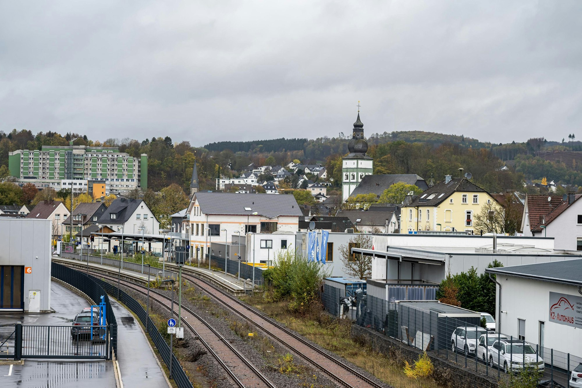 Bahngleise führen durch die Stadt Attendorn im Sauerland. Hier ermittelt die Staatsanwaltschaft gegen die Mutter des Kindes und die Großeltern. Dem Anschein nach hat das Mädchen knapp sieben Jahre in dem Haus der Großeltern gelebt.