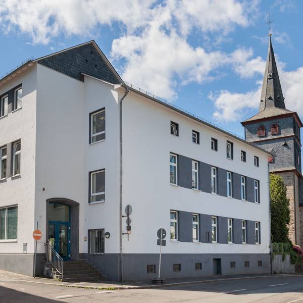 Das Amtsgericht steht mitten in der Stadt Waldbröl. Dort musste sich jetzt ein 45-Jähriger aus Wiehl verantworten. Der Prozess gegen ihn wurde aber eingestellt.