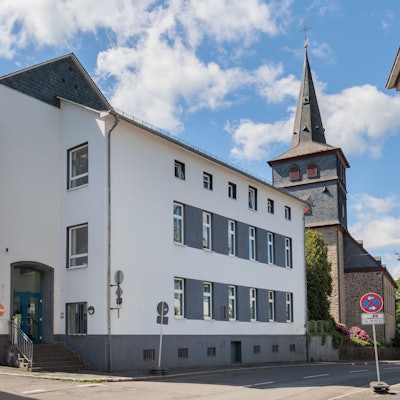 Das Amtsgericht steht mitten in der Stadt Waldbröl. Dort musste sich jetzt ein 45-Jähriger aus Wiehl verantworten. Der Prozess gegen ihn wurde aber eingestellt.