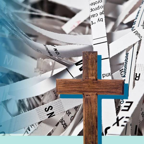 Bildkombination zum Missbrauchskandal im Erzbistum Köln: Akten mit Buchstabenreitern, geschredderte Dokumente und ein Kreuz