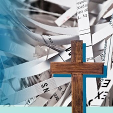 Bildkombination zum Missbrauchskandal im Erzbistum Köln: Akten mit Buchstabenreitern, geschredderte Dokumente und ein Kreuz