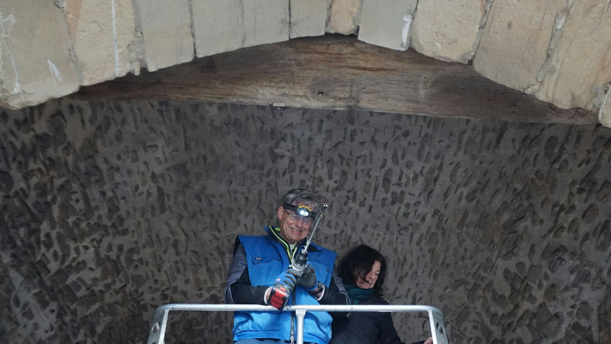 Thomas Eißing, Leiter des Labors für Dendrochronologie der Universität Bamberg, bohrt in das Mark des Balkens am Heisterbacher Tor.