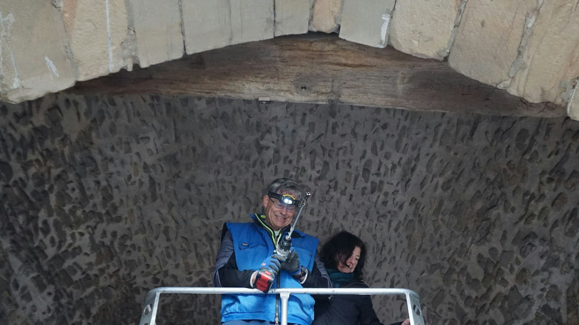 Thomas Eißing, Leiter des Labors für Dendrochronologie der Universität Bamberg, bohrt in das Mark des Balkens am Heisterbacher Tor.