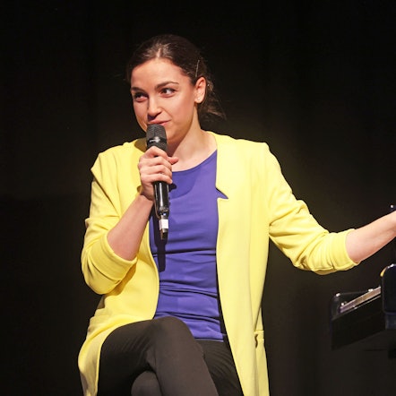 Die Kölner Konzertpianistin Olga Scheps trägt Kleidung in den Farben der Ukraine.