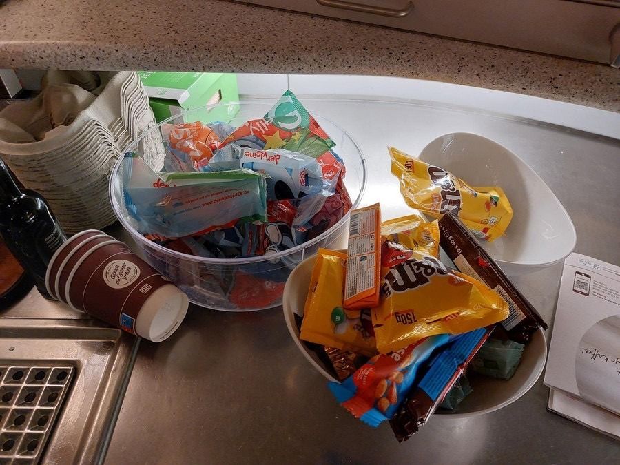 Leere Verpackungen von Süßigkeiten stehen auf der Theke des Bordbistros