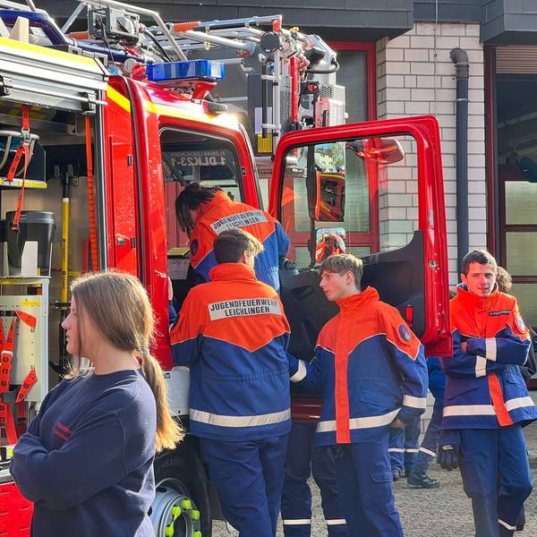Freiwillige Feuerwehr Leichlingen bekommt neue Fahrzeuge, mit Herbert Reul 0511