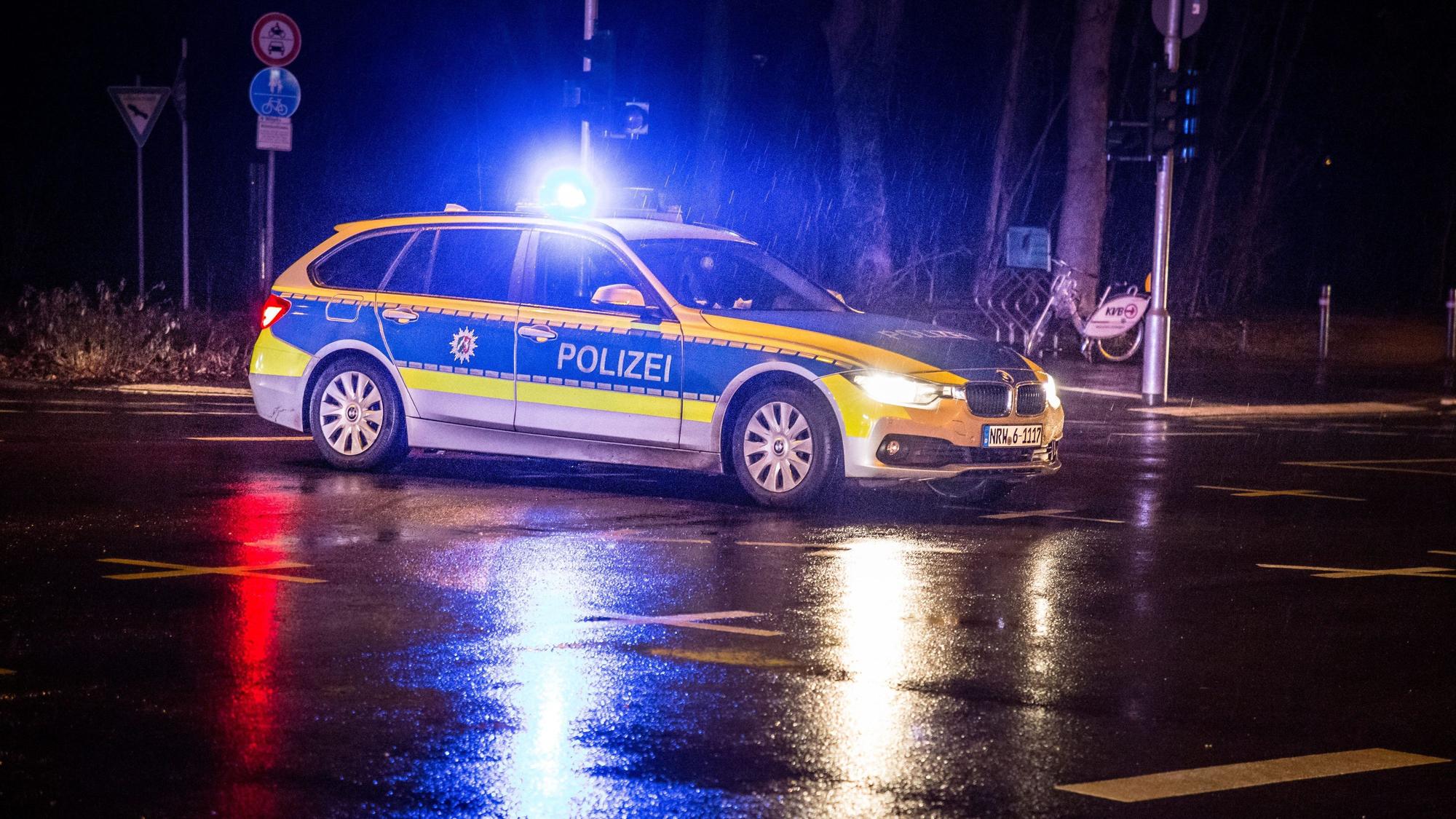 In der Nacht von Mittwoch auf Donnerstag hat ein Mann in Deutz eine Tankstelle überfallen (Symbolbild).