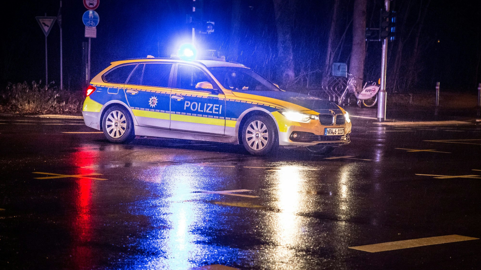 Ein Polizeiauto bei Nacht mit Blaulicht.