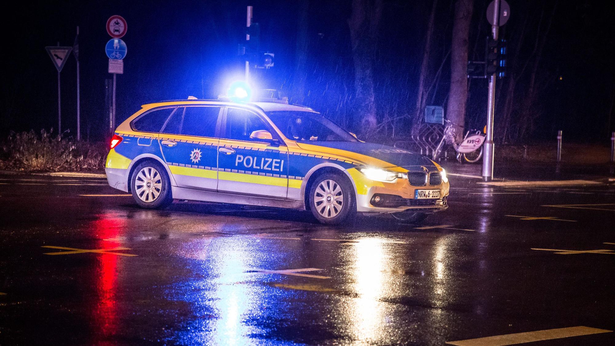 Ein Streifenwagen der Polizei bei einer Einsatzfahrt. (Symbolbild)