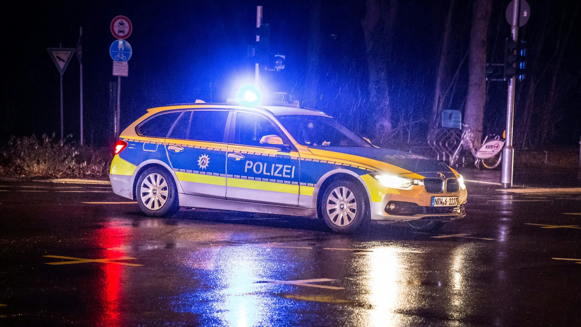 In der Nacht auf Freitag konnte die Polizei Köln zwei Männer auf frischer Tat ertappen. (Symbolbild)