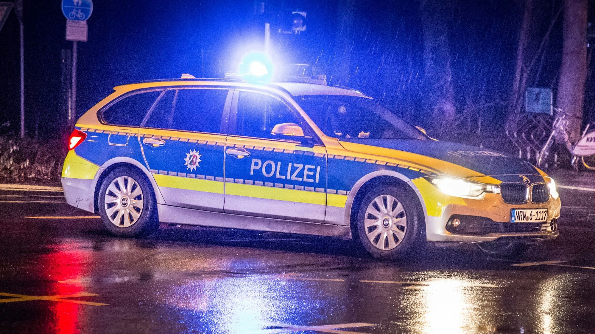 Ein Polizeifahrzeug steht auf der Straße. (Symbolfoto)
