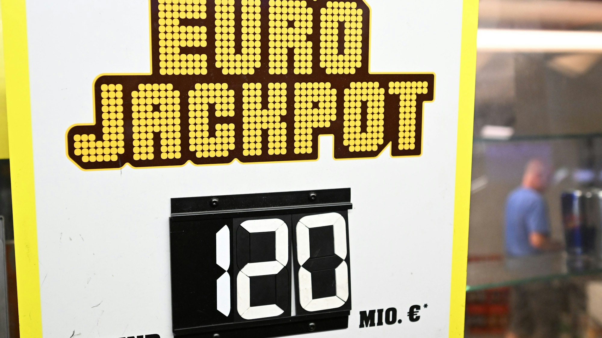 Auf einem weißen Schild steht groß in gelb und schwarz „Eurojackpot rund 120 Mio.€“