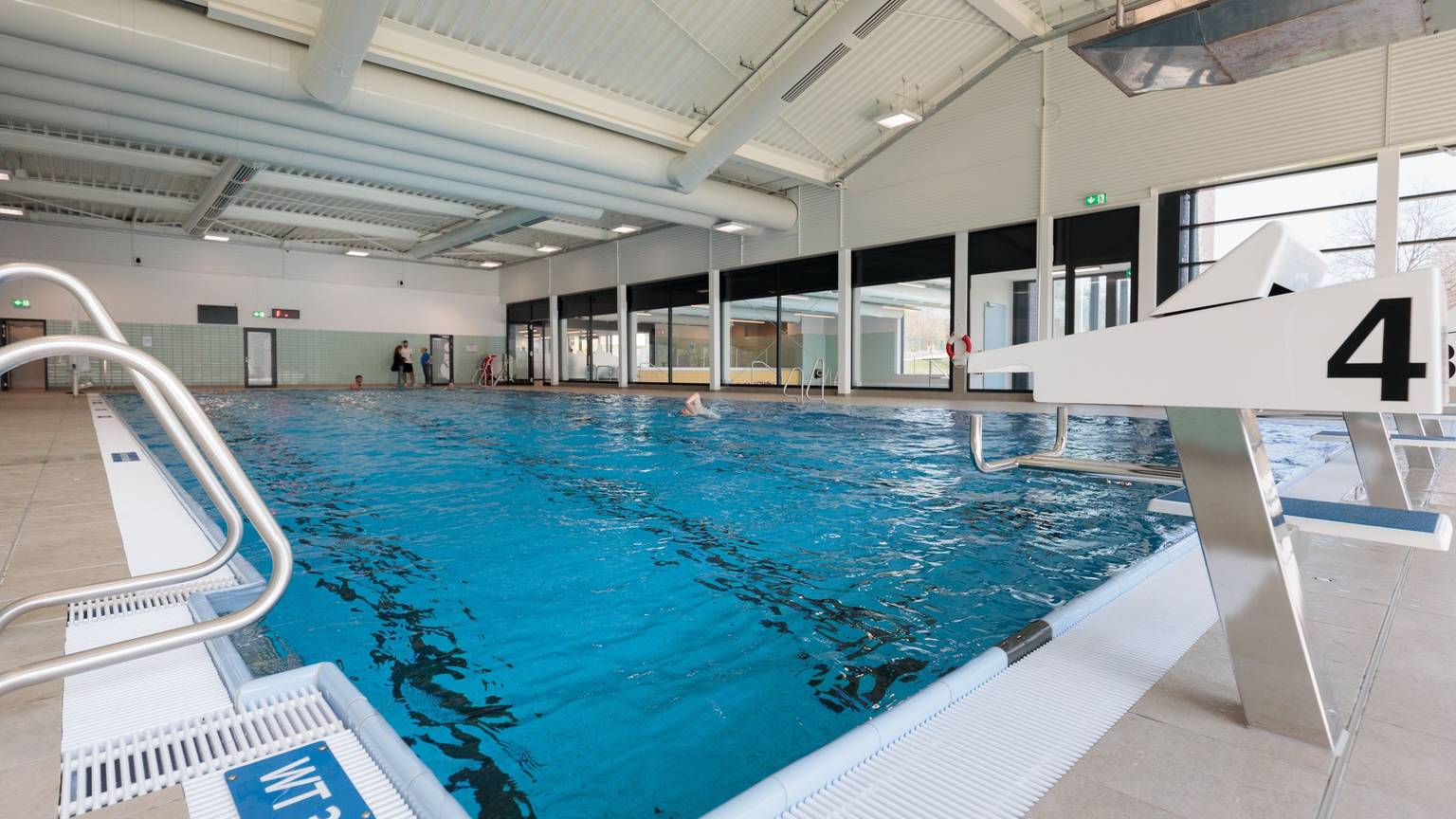 Vor dem Becken im Schwimmbad Balneo stehen Absprungblöcke.