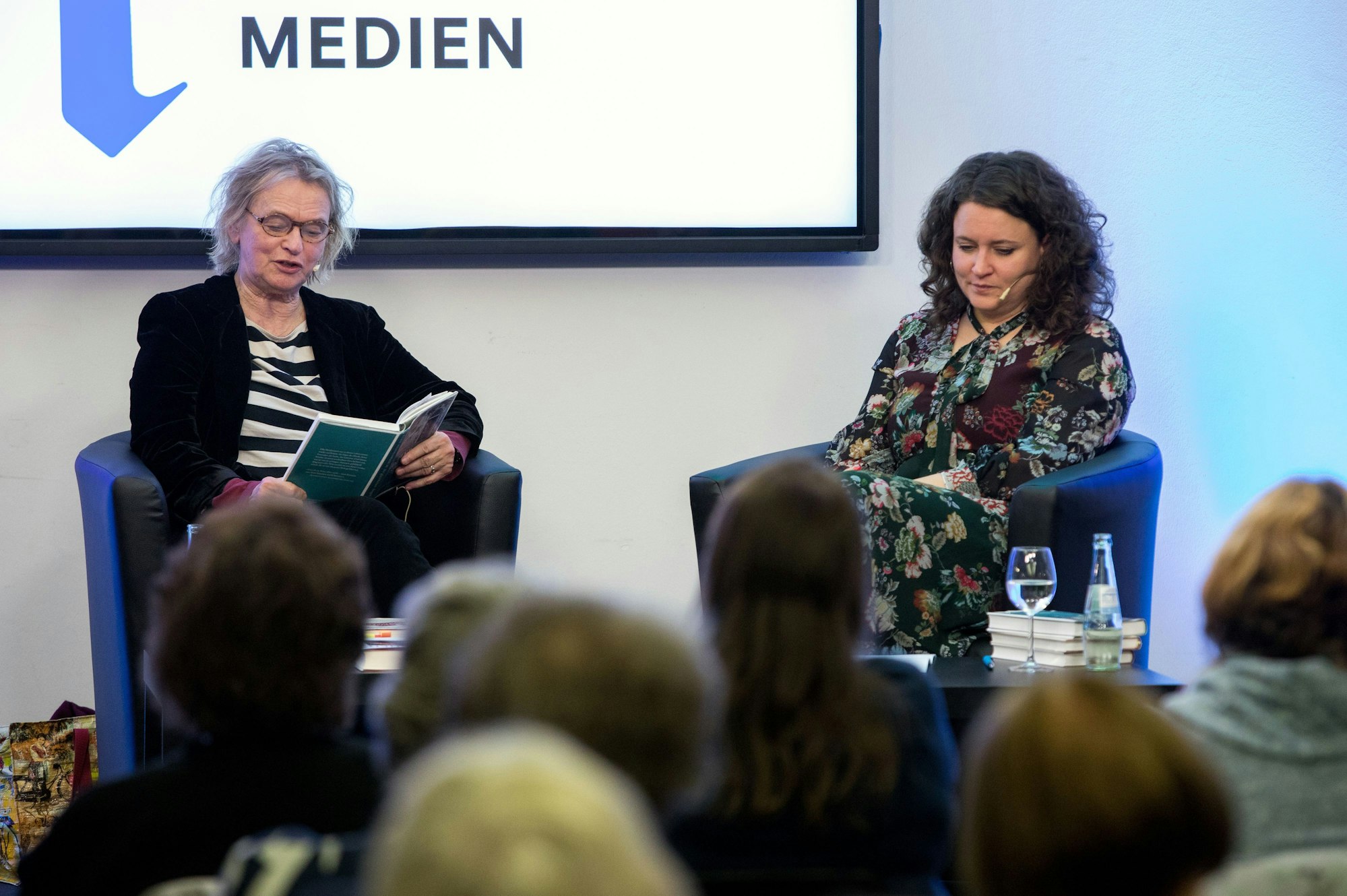 Im Bild Elke Heidenreich auf der Bühne des studio dumont und Anne Burgmer.
Heidenreich liest aus ihrem Buch „Ihr glücklichen Blicke“ vor.